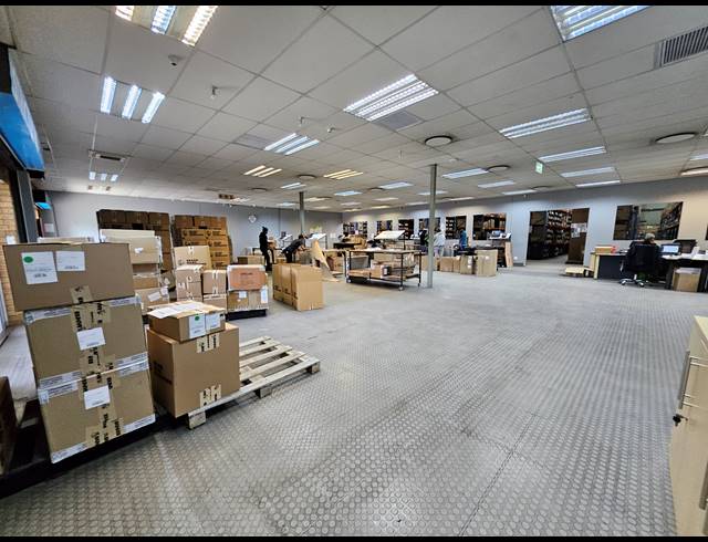 3,137M² WAREHOUSE TO LET IN HALFWAY HOUSE